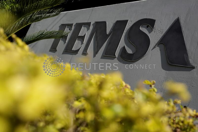 &copy; Reuters. Logo di Coca Cola Femsa, a Monterrey, Messico, 25 aprile 2017. REUTERS/Daniel Becerril