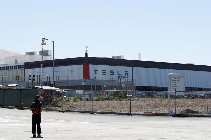 &copy; Reuters. FILE PHOTO: A man walks towards the Tesla factory in Fremont, California, U.S. June 22, 2018. REUTERS/Stephen Lam/File Photo