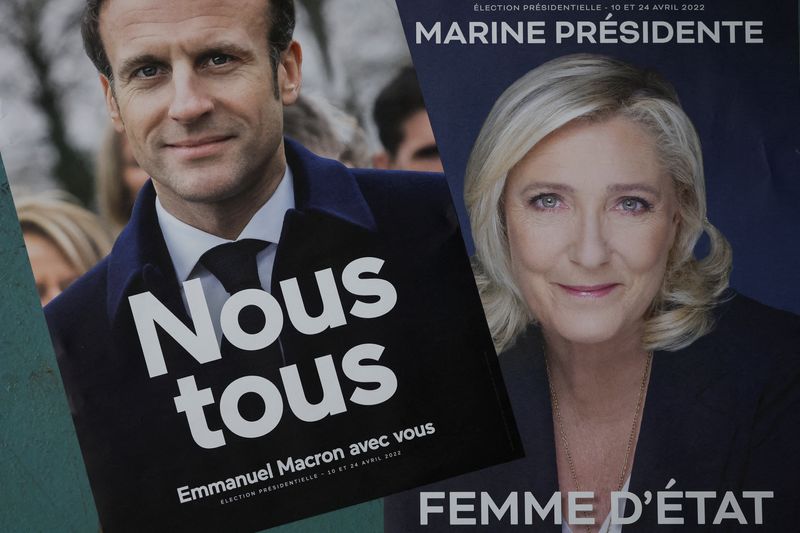 &copy; Reuters. FOTO DE ARCHIVO: Carteles oficiales de la campaña del presidente francés y candidato a la reelección por el partido centrista LREM, Emmanuel Macron, y de Marine Le Pen, líder del partido francés de extrema derecha Agrupación Nacional (Rassemblement 