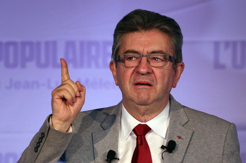 &copy; Reuters. Jean-Luc Mélenchon, candidat de l'Union populaire arrivé troisième du premier tour de l'élection présidentielle avec 22% des voix, a exhorté mardi les électeurs de gauche à l'"élire Premier ministre", appelant de ses voeux une cohabitation avec l