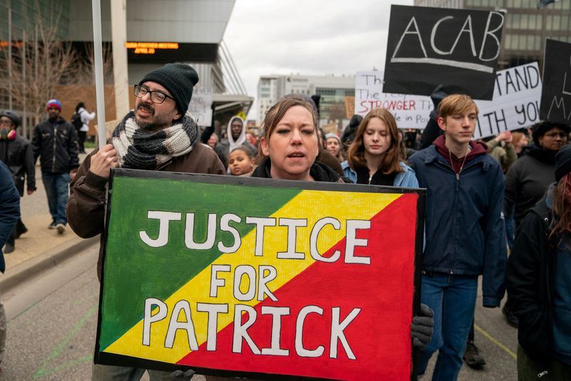 &copy; Reuters. Manufestantes protestam contra morte de Patrick Lyoya em Michigan
16/04/2022 REUTERS/David 'Dee' Delgado