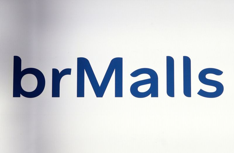 &copy; Reuters. IMAGEN DE ARCHIVO. El logo de brMalls se despliega en una pantalla en el piso de la Bolsa de Valores B3, en Sao Paulo, Brasil