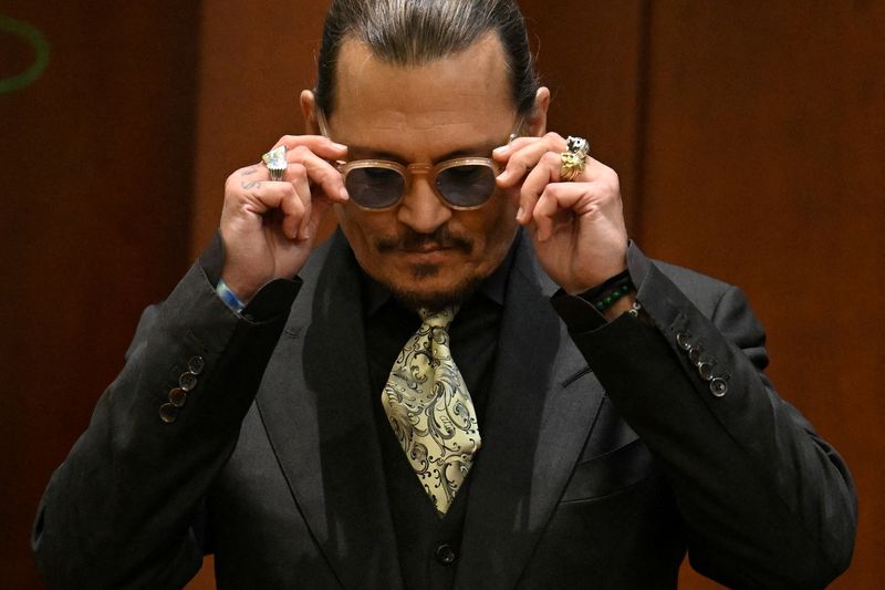 &copy; Reuters. Actor Johnny Depp testifies at the Fairfax County Circuit Courthouse as his defamation case against ex-wife Amber Heard continues, in Fairfax, Virginia, U.S., April 19, 2022. Jim Watson/Pool via REUTERS