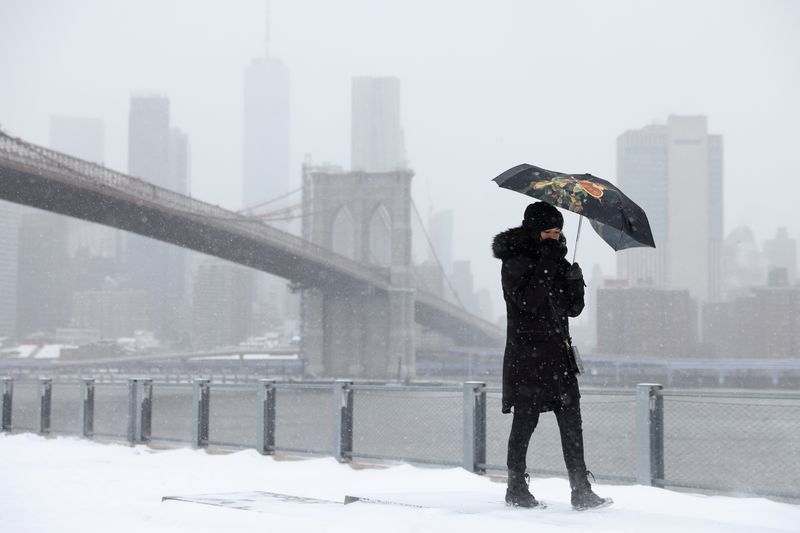 &copy; Reuters. Pessoa caminha durante nevasca em Nova York
 REUTERS/Andrew Kelly