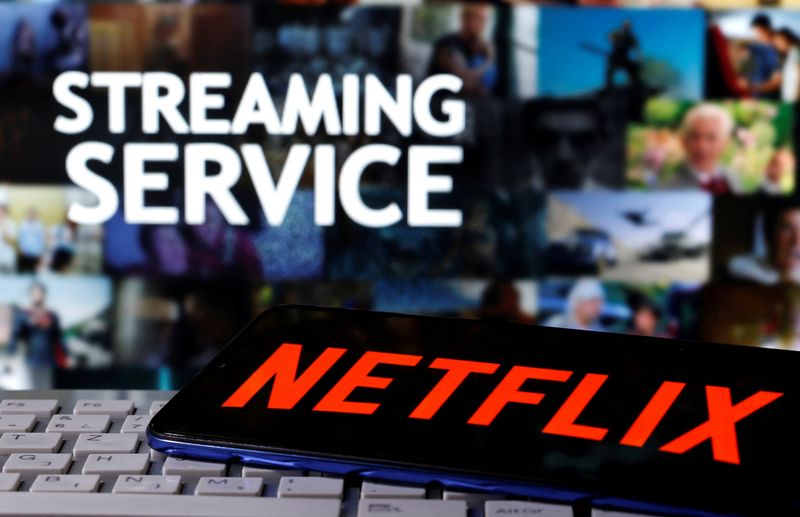 &copy; Reuters. FOTO DE ARCHIVO: Un teléfono inteligente con el logotipo de Netflix se ve en un teclado frente a las palabras mostradas &quot;Servicio de streaming&quot;