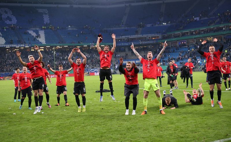 &copy; Reuters. لاعبو فرايبورج يحتفلون بعد مباراة فريقهم أمام هامبورج في هامبورج يوم الثلاثاء. تصوير: كاثرين ميلر - رويترز.