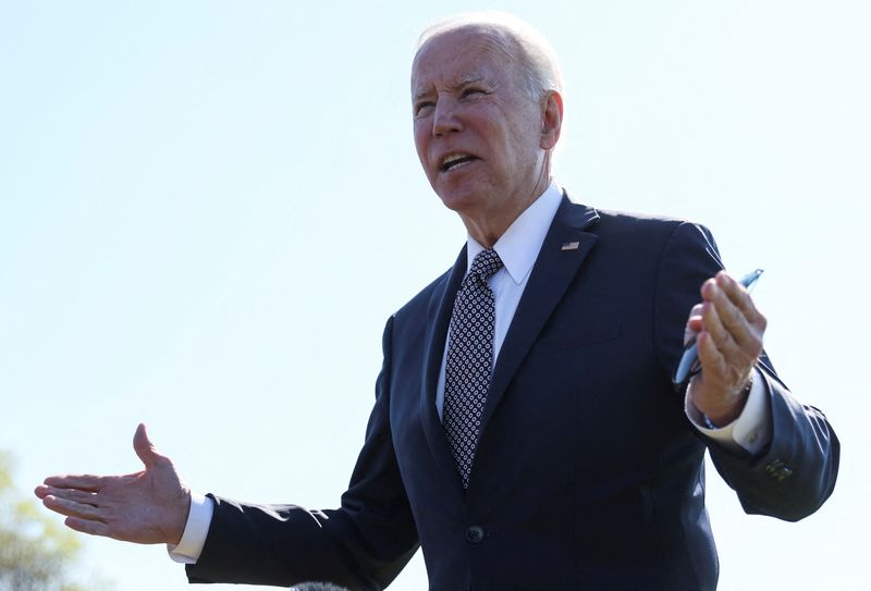 &copy; Reuters. Presidente dos EUA, Joe Biden, conversa com jornalistas em Washington
04/04/2022
REUTERS/Leah Millis