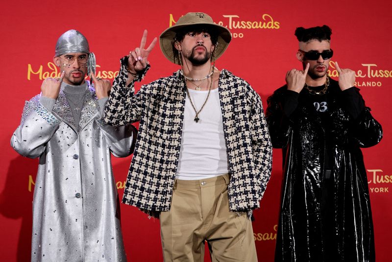 &copy; Reuters. Astro da música latina Bad Bunny posa ao lado de estátuas de cera no Madama Tussauds de Nova York
19/04/2022
REUTERS/Mike Segar