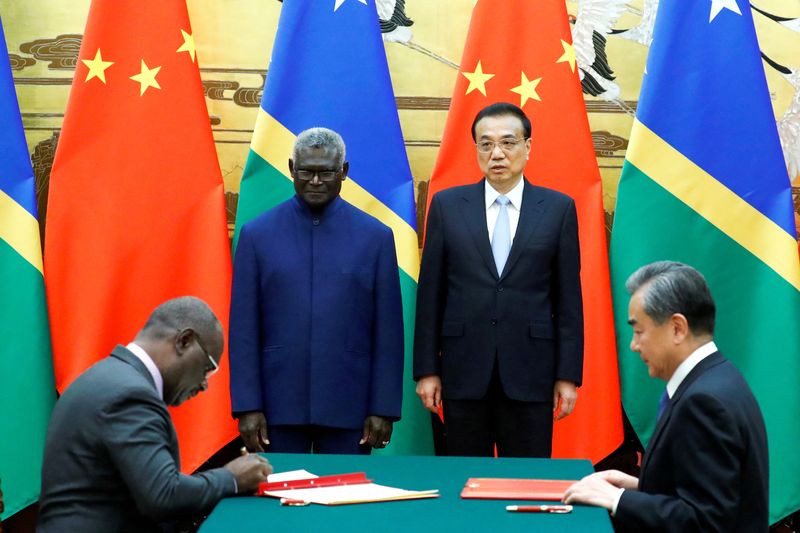 &copy; Reuters. FILE PHOTO: (L-R) Solomon Islands Prime Minister Manasseh Sogavare, Solomon Islands Foreign Minister Jeremiah Manele, Chinese Premier Li Keqiang and Chinese State Councillor and Foreign Minister Wang Yi attend a signing ceremony at the Great Hall of the P