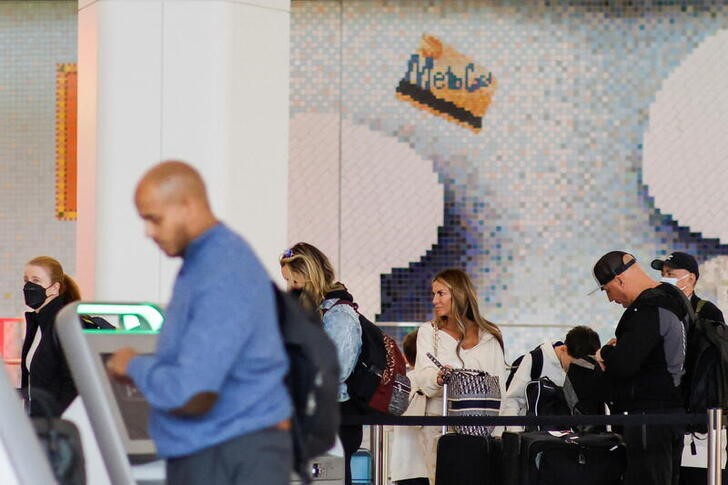 &copy; Reuters. 　４月１９日、バイデン米大統領は、今後も航空機内でマスクを着用すべきかどうかは本人次第だと述べ、政権の公式な指針と矛盾する発言を行った。ニューヨークのラガーディア空港で撮