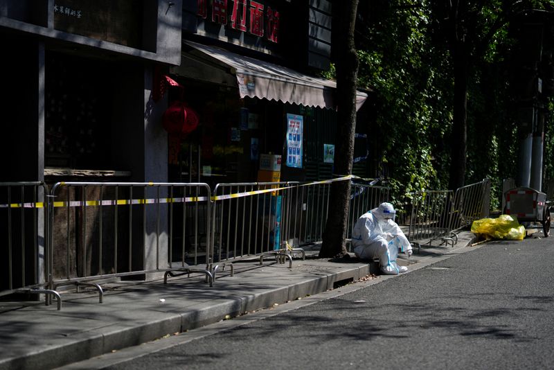 &copy; Reuters. 中国・上海市は２０日、前日１９日に報告された新型コロナウイルス感染による死者は７人だったと発表した。１８日も７人だった。写真は４月１７日、上海で撮影（２０２２年　ロイター