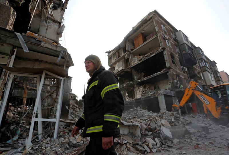 &copy; Reuters. Un trabajador de emergencias en las ruinas de un edificio residencial destruído durante la invasión rusa de Ucrania en Mariúpol, Ucrania, el 19 de abril de 2022. REUTERS/Alexander Ermochenko
