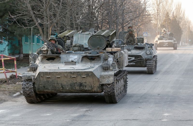 &copy; Reuters. أفراد تابعون للقوات الموالية لروسيا على ظهر مدرعات في إقليم دونيتسك شرقي أوكرانيا يوم 25 من مارس آذار 2022. تصوير: ألكساندر إرموتشينكو - رويترز
