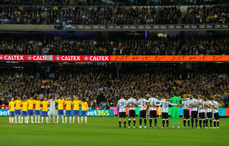 &copy; Reuters. صورة تجمع منتخبي البرازيل والأرجنتين في مباراة ودية على استاد ملبورن للكريكيت بأستراليا عام 2017. صورة من أرشيف رويترز.