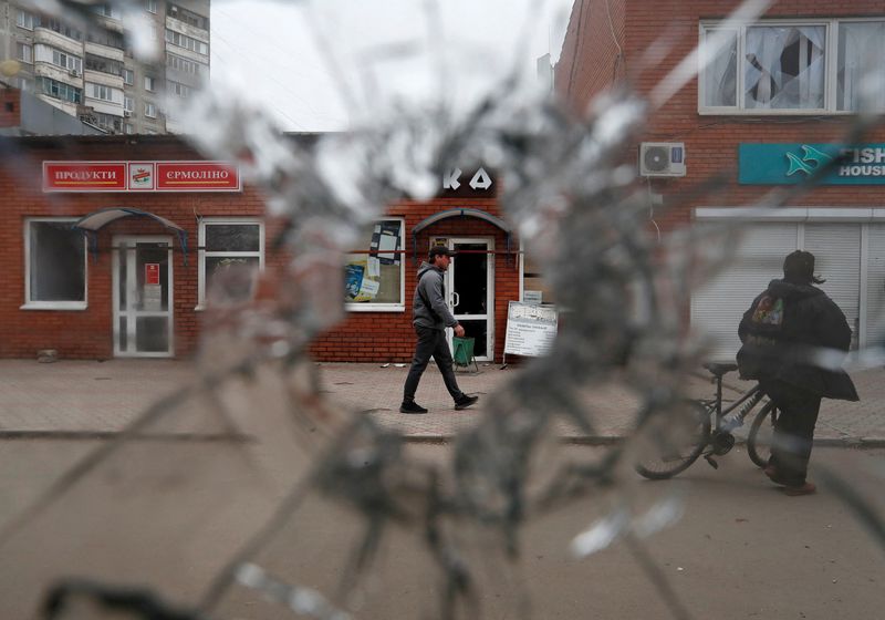 &copy; Reuters. A local resident is seen through a broken window at a local market during Ukraine-Russia conflict in the southern port city of Mariupol, Ukraine April 19, 2022. REUTERS/Alexander Ermochenko