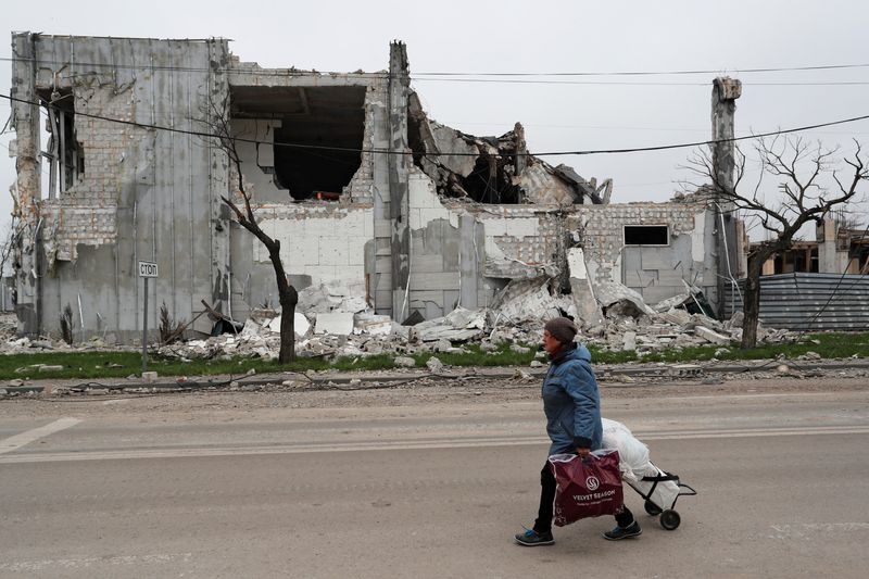 &copy; Reuters. Un residente local pasa por delante de un edificio destruido durante el conflicto entre Ucrania y Rusia en la ciudad portuaria del sur de Mariúpol, Ucrania 19 de abril de 2022. REUTERS/Alexander Ermochenko