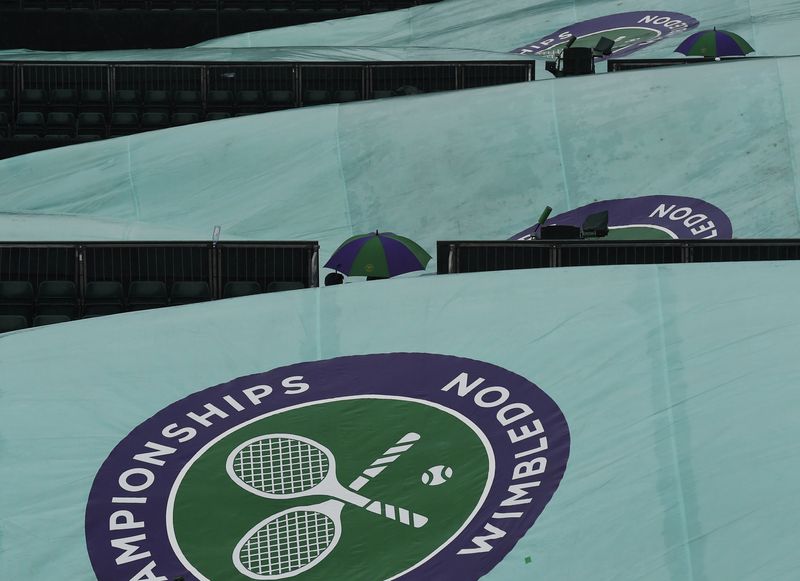 &copy; Reuters. Les joueurs de tennis russes et biélorusses ne seront pas autorisés à participer au prochain tournoi de Wimbledon, ont annoncé mercredi les organisateurs du Grand Chelem londonien, qui souhaitent s'inscrire dans les efforts pour isoler la Russie et co