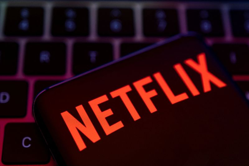 © Reuters. Smartphone with Netflix logo is placed on a keyboard in this illustration taken April 19, 2022. REUTERS/Dado Ruvic