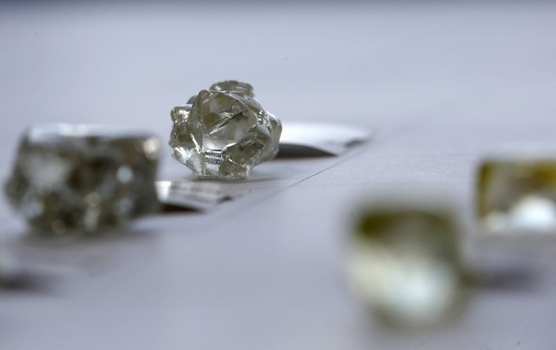 &copy; Reuters. FILE PHOTO: Diamonds are displayed at the De Beers Global Sightholder Sales (GSS) in Gaborone, Botswana, November 24, 2015. REUTERS/Siphiwe Sibeko/File Photo