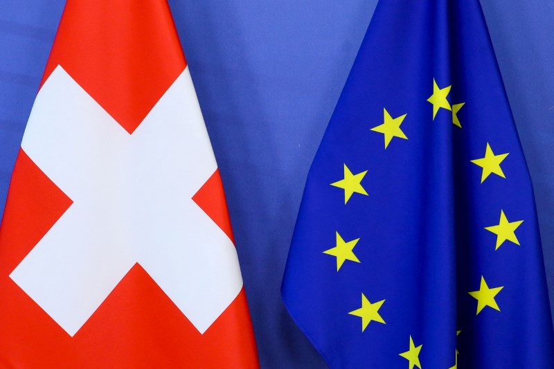 &copy; Reuters. FOTO DE ARCHIVO. La bandera nacional de Suiza y la bandera de la Unión Europea se ven en el edificio de la Comisión Europea en Bruselas, Bélgica. 23 de abril de 2021. Francois Walschaerts/Pool vía REUTERS