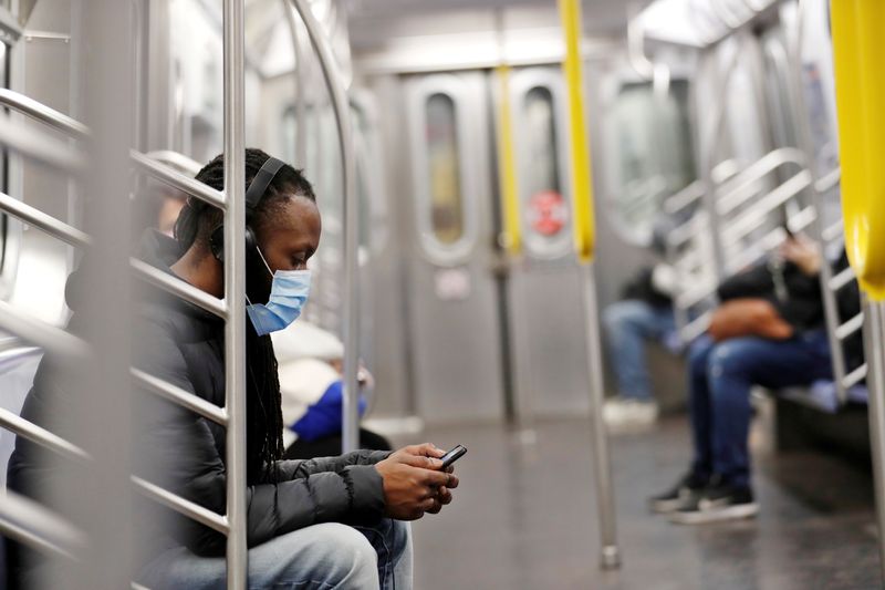 &copy; Reuters. FILE PHOTO: A commuter wears a mask while riding the New York City Subway as the outbreak of the coronavirus disease (COVID-19) continues in the Manhattan borough of New York, U.S., April 30, 2020. REUTERS/Lucas Jackson