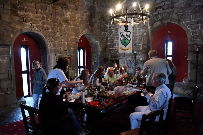 &copy; Reuters. Refugiados ucranianos de Dnipro y Zaporiyia celebran un cumpleaños en el castillo Ballindooley, del siglo XV, en Galway, Irlanda, 16 de abril de 2022. REUTERS/Clodagh Kilcoyne