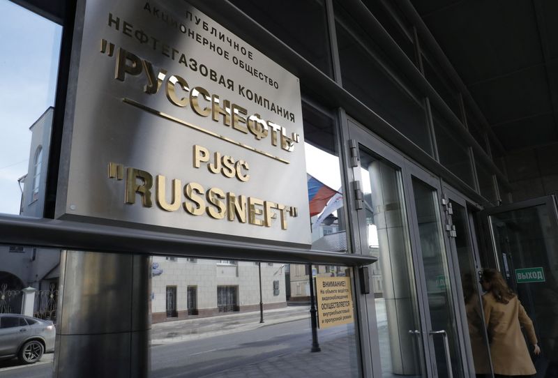 &copy; Reuters. FILE PHOTO: A woman enters the headquarters of Russian oil company Russneft in central Moscow, Russia April 4, 2018. REUTERS/Tatyana Makeyeva/File Photo