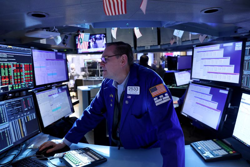 &copy; Reuters. FILE PHOTO: A trader works on the trading floor at the New York Stock Exchange (NYSE) in Manhattan, New York City, U.S., April 11, 2022. REUTERS/Andrew Kelly/File Photo