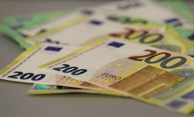 &copy; Reuters. FOTO DE ARCHIVO. Billetes de 100 y 200 euros se exhiben en Viena, Austria