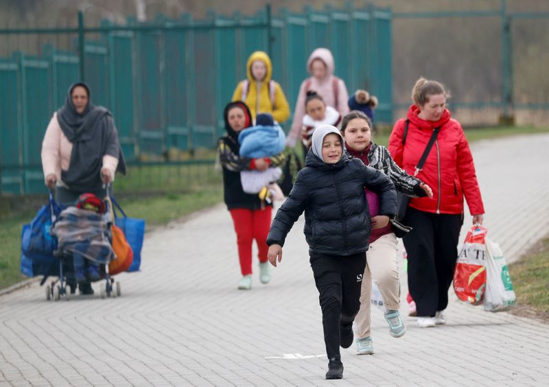 &copy; Reuters. Imagen de archivo de refugiados ucranianos caminando luego de cruzar la frontera entre Ucrania y Polonia, en medio de la invasión de Rusia a Ucrania, en Medyka cerca de Przemysl, Polonia. 10 de abril, 2022. REUTERS/Leonhard Foeger/Archivo