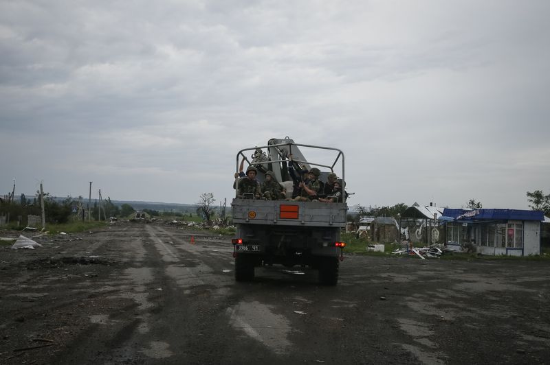 &copy; Reuters. Militares ucranianos chegam à vila de Semenovka, no leste do país
14/07/2014 REUTERS/Gleb Garanich