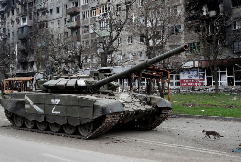 &copy; Reuters. Gato caminha perto de tanque pró-Rússia em Mariupol
19/04/2022 REUTERS/Alexander Ermochenko