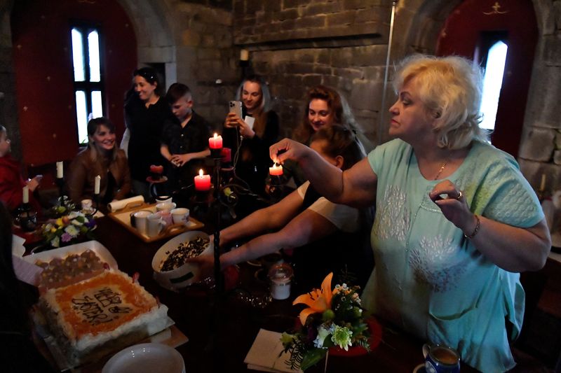 &copy; Reuters. لاجئون أوكرانيون يستمتعون بحفلة عيد ميلاد في قلعة باليندولي التي تعود للقرن الخامس عشر في جالواي في أيرلندا يوم 16 أبريل نيسان 2022.  تصوير: كلو
