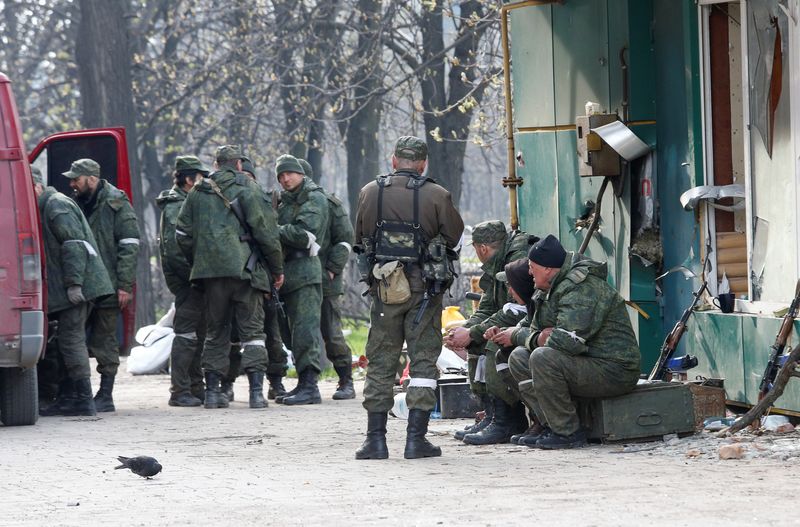 &copy; Reuters. Miembros de tropas pro-Rusia se reúnen en una calle durante el conflicto entre Ucrania y Rusia en la sureña ciudad portuaria de Mariúpol, Ucrania. 17 de abril, 2022. REUTERS/Alexander Ermochenko