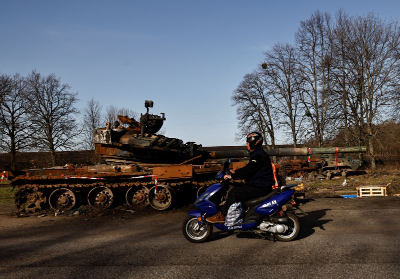 &copy; Reuters. دبابة روسية مدمرة خارج صني في اوكرانيا يوم 15 أبريل نيسان 2022. تصوير: زهرة بن سمرة - رويترز.