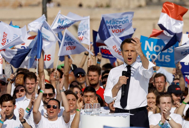 &copy; Reuters. FOTO DE ARCHIVO: El presidente francés Emmanuel Macron, candidato a la reelección en las elecciones presidenciales francesas de 2022, durante un acto de campaña, en Marsella, Francia, 16 de abril de 2022. REUTERS/Christian Hartmann