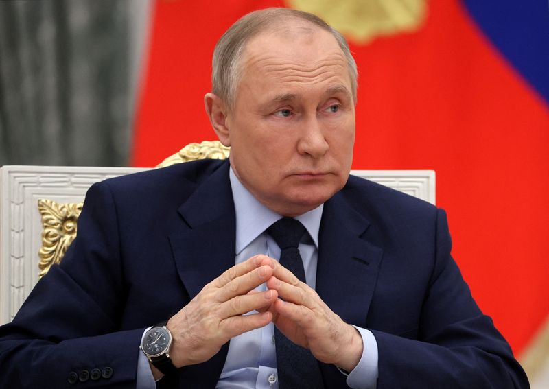&copy; Reuters. الرئيس الروسي فلاديمير بوتين خلال اجتماع في موسكو يوم الأربعاء. صورة لرويترز من وكالة سبوتنيك.