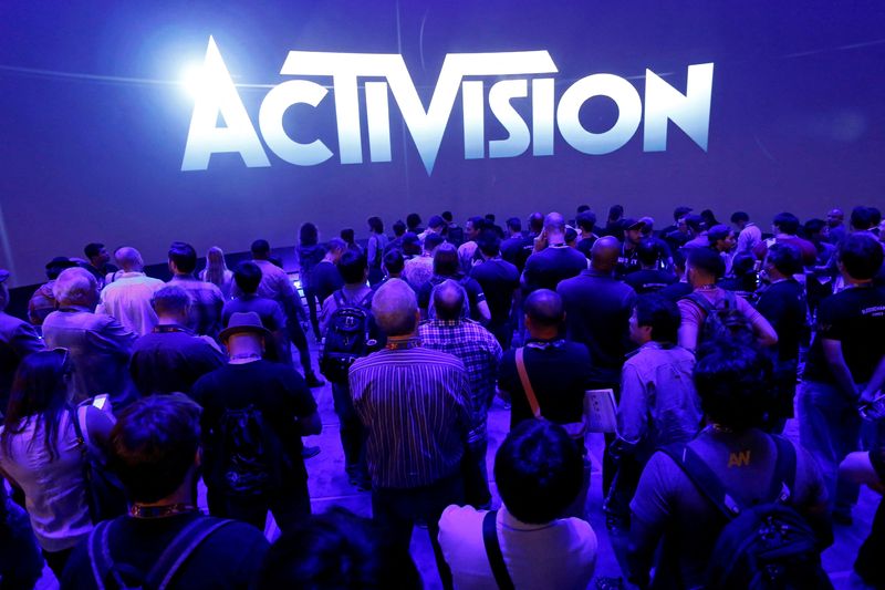 &copy; Reuters. FILE PHOTO: A crowd waits for a video presentation at the Activision booth during the 2014 Electronic Entertainment Expo, known as E3, in Los Angeles, California June 11, 2014.  REUTERS/Jonathan Alcorn