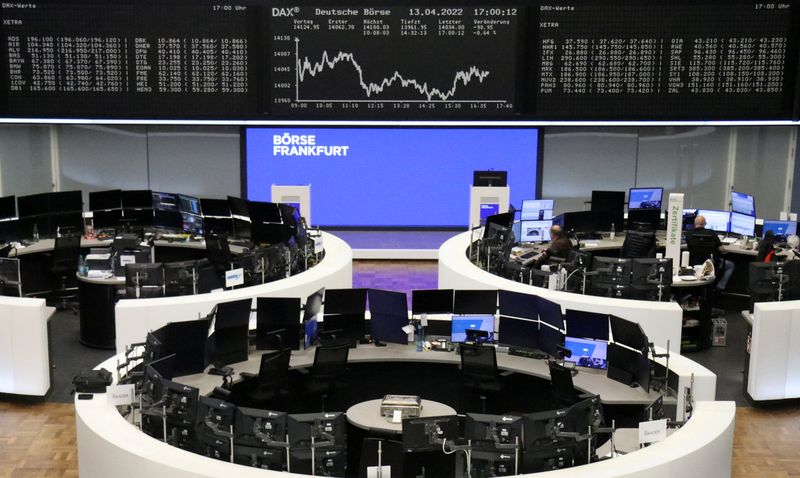 &copy; Reuters. Imagen de archivo de un gráfico del índice bursátil DAX en una pantalla en la bolsa de valores en Fráncfort, Alemania. 13 de abril, 2022. REUTERS/Staff