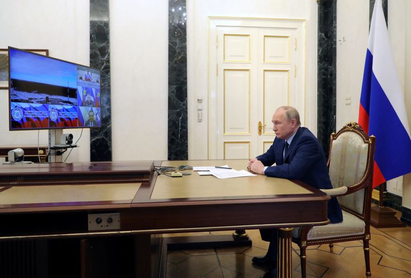 © Reuters. الرئيس الروسي فلاديمير بوتين يشاهد من مقر اقامته خارج موسكو اختبارا لصاروخ سارمات الباليستي الجديد العابر للقارات يوم الاربعاء. صورة من الكرملين.