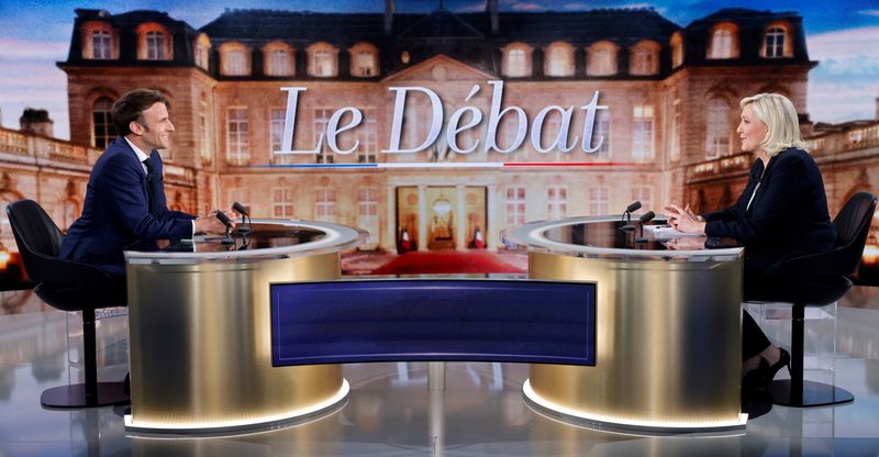 &copy; Reuters. A quatre jours du second tour de l'élection présidentielle, Emmanuel Macron et Marine Le Pen ont donné le ton de leur débat mercredi soir en opposant leur vision de l'avenir de la France, "plus forte" pour le président sortant, dominée par "la paix 