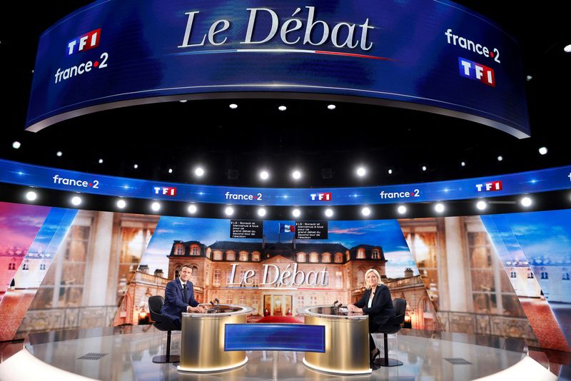 &copy; Reuters. Le face-à-face télévisé entre Emmanuel Macron et Marine Le Pen a pris un tour virulent mercredi soir sur les questions internationales, le président sortant accusant la candidate du Rassemblement national d'être à la solde du président russe Vladi