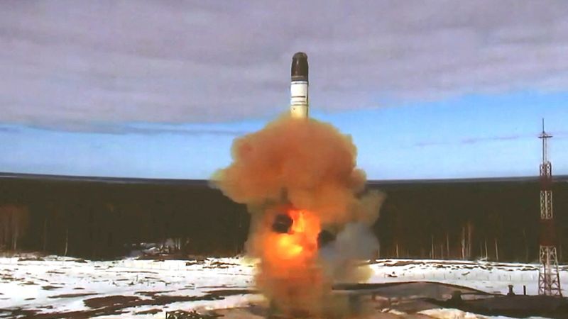 &copy; Reuters. ロシア国防省は２０日、次世代の重量級大陸間弾道ミサイル（ＩＣＢＭ）「サルマト」の初めての発射実験を行ったと発表した。（２０２２年　ロイター/Russian Defence Ministry/Handout via REUTERS）