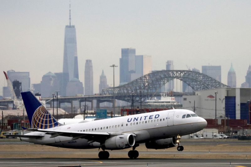 &copy; Reuters. IMAGEN DE ARCHIVO. Un avión de pasajers de United Airlines despega con la Ciudad de Nueva York como telón de fondo, en el Aeropuerto Internacional Newark Liberty, Nueva Jersey, EEUU. Diciembre 6, 2019. REUTERS/Chris Helgren