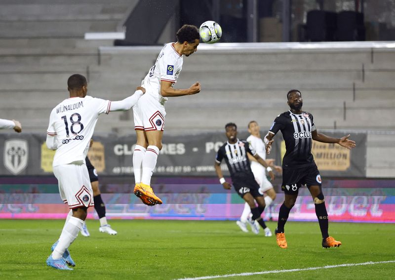 &copy; Reuters. Marquinhos cabeceia para marcar gol na vitória do PSG sobre o Angers
20/04/2022
REUTERS/Stephane Mahe