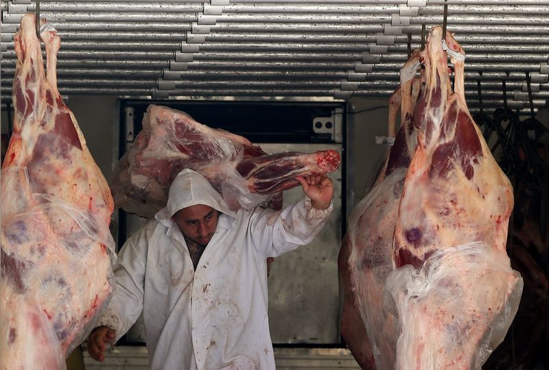 &copy; Reuters. Trabalhador descarrega carne em açougue
27/07/2017
REUTERS/Paulo Whitaker