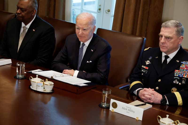 &copy; Reuters. الرئيس الأمريكي جو بايدن يجلس بين وزير الدفاع لويد أوستن والجنرال مارك ميلي رئيس هيئة الأركان المشتركة في اجتماع السياسة العسكرية السنوي ف