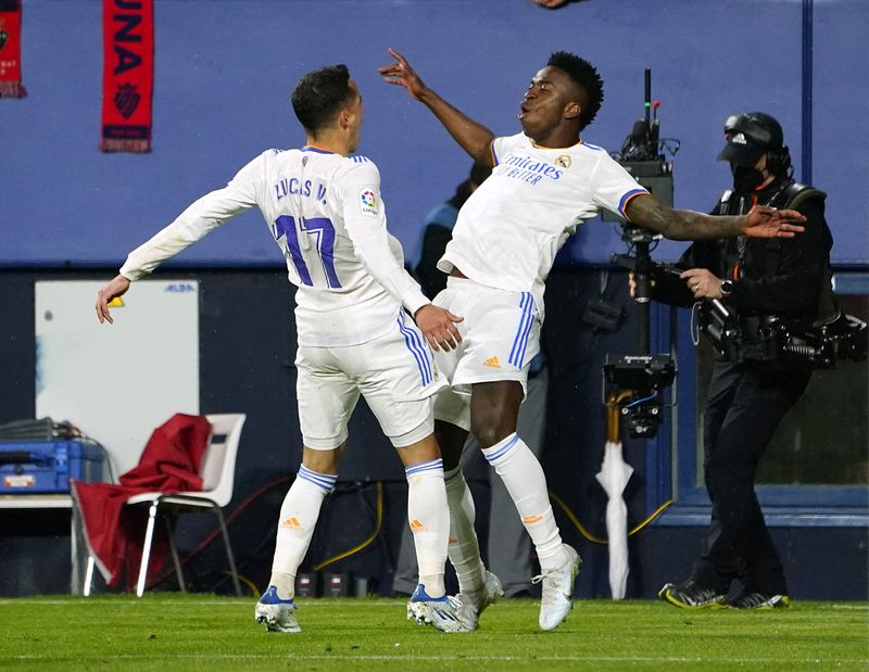 &copy; Reuters. Lucas Vázquez e Vini Jr. comemoram terceiro gol do Real Madrid na vitória contra o Osasuna
20/04/2022
REUTERS/Vincent West