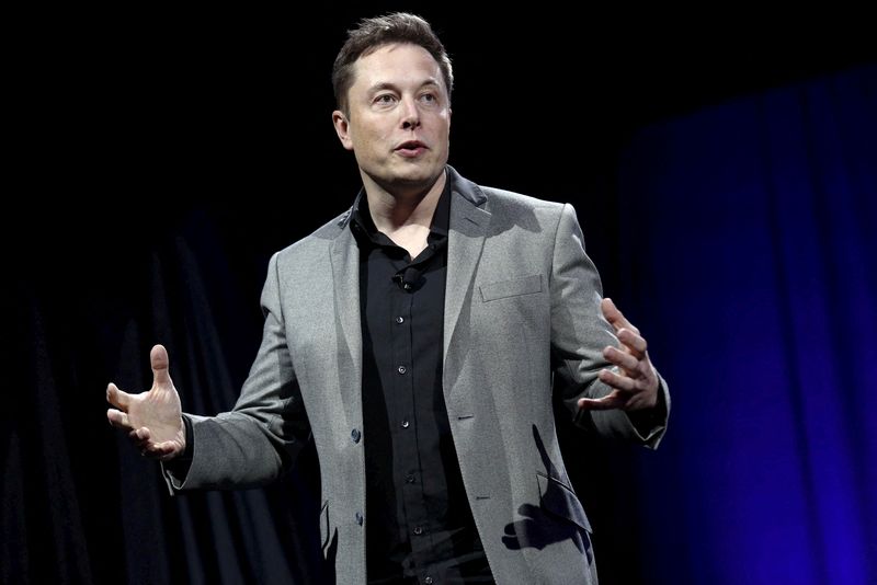 &copy; Reuters. FILE PHOTO: Tesla CEO Elon Musk speaks at an event in Hawthorne, California April 30, 2015. REUTERS/Patrick T. Fallon