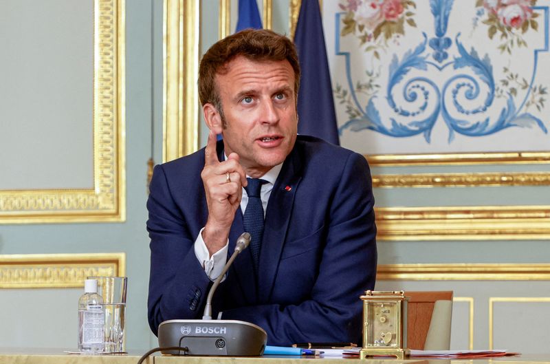 &copy; Reuters. الرئيس الفرنسي إيمانويل ماكرون في مؤتمر افتراضي موسع مع زعماء مجموعة العشرين من قصر الإليزيه في العاصمة باريس يوم 19 ابريل نيسان 2022. صورة لرو